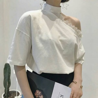 เสื้อยืดนำเข้า ดีไซสุดเก๋เปิดไหล่เดียวแต่งโชคเกอ