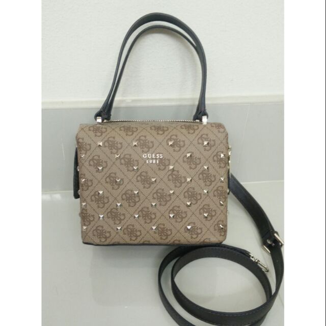 กระเป๋า guess
