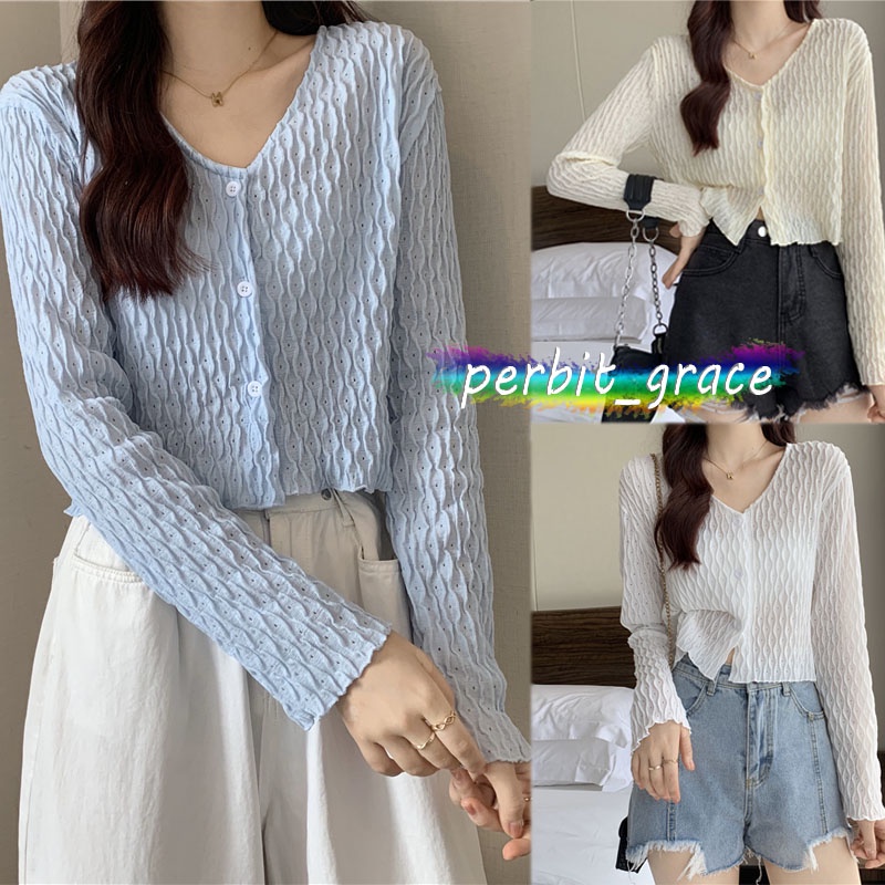 🤎perbit_grace 8k12/6703/10010#🤎 ​เสื้อไหมพรมแชนยาวคอวี กระดุมหน้าเปิดได้จริง ลายฉลุเก๋ย่ารักมาก