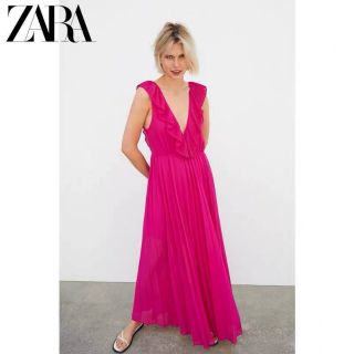 Dress งานzara คอวีลึก ผ้าอัดพลีททั้งตัว แต่งระบายหน้าหลังด้วยผ้าอัดพลีท