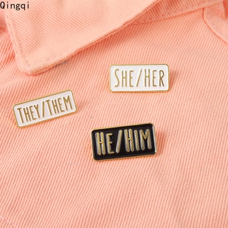 เข็มกลัดเคลือบ ลาย Pronouns SHE/HER สีดํา สีขาว เรียบง่าย สร้างสรรค์ เครื่องประดับ สําหรับเพื่อน