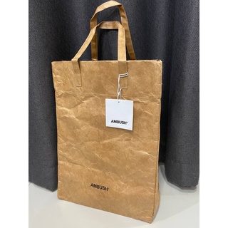 AMBUSH SHOPPING KRAFT PAPER BAGS IN BROWN กระเป๋าถือ สะพายไหล่ แบรนด์แอมบุช วัสดุตัวกระเป๋าเป็นกระดาษคราฟ สีน้ำตาล