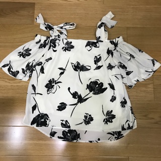 ส่งต่อ เสื้อเปิดไหล่ Size L ซื้อมาจากญี่ปุ่นค่ะ