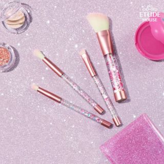 ของแท้!!!  My Beauty Tool Twinkle Mini Brush Set
ชุดเซ็ทแปรงแต่งหน้ากลิตเตอร์ 4ชิ้น
จาก Etude House