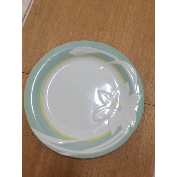 จาน Yves Saint Laurent