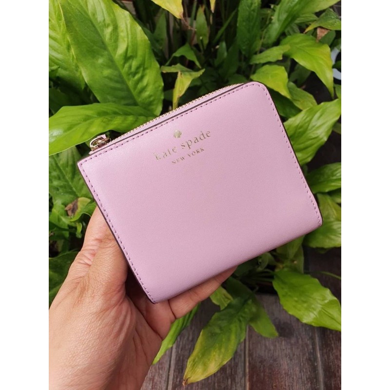 kate spade กระเป๋าสตางค์ใบสั้น สีชมพูหวานๆ หนังเรียบ  รุ่น small l-zip bifold wallet WLR00296