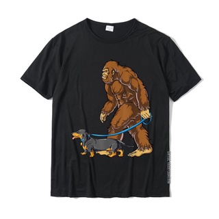 [COD]เสื้อยืด ผ้าฝ้าย พิมพ์ลาย Bigfoot Dog Walk Dachshund แฟชั่นฤดูร้อน สําหรับผู้ชายS-5XL