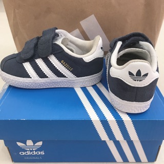 รองเท้าเด็ก adidas size 5k 11.5 cm. ของแท้ ซื้อเองจากช้อป มีกล่องถุงกระดาษ ครบ ขาย 690 บาท