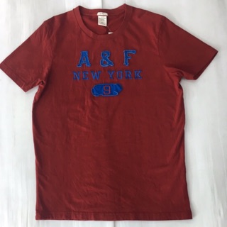 เสื้อคอกลม Abercrombie&amp;fitch สีแดงปักฟ้า มีไซด์เท่าที่โชว์