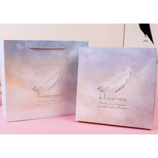 กล่องของขวัญลายขนนก สีครีมฟ้า พร้อมถุงหูหิ้วM