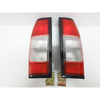 เสื้อไฟท้าย ไฟท้าย นิสสัน นาวาร่า ฟอรนเทียร์ Nissan Navara Frontier Big M D22 ปี 1998-2001 สีขาว-แดง จำนวน 1 คู่
