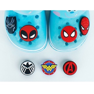 จี้ลายการ์ตูน Marvel Iron Man Jibits Avengers Batman Hulk Jibitz Croc Charm Pins Spiderman สําหรับตกแต่งรองเท้าผู้ชาย