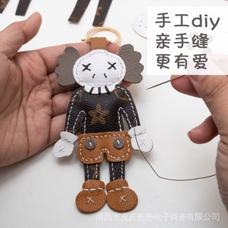 พวงกุญแจหนังแท้ จี้ตุ๊กตา kaws แฮนด์เมด diy สไตล์สตรีท สําหรับห้อยกระเป๋า