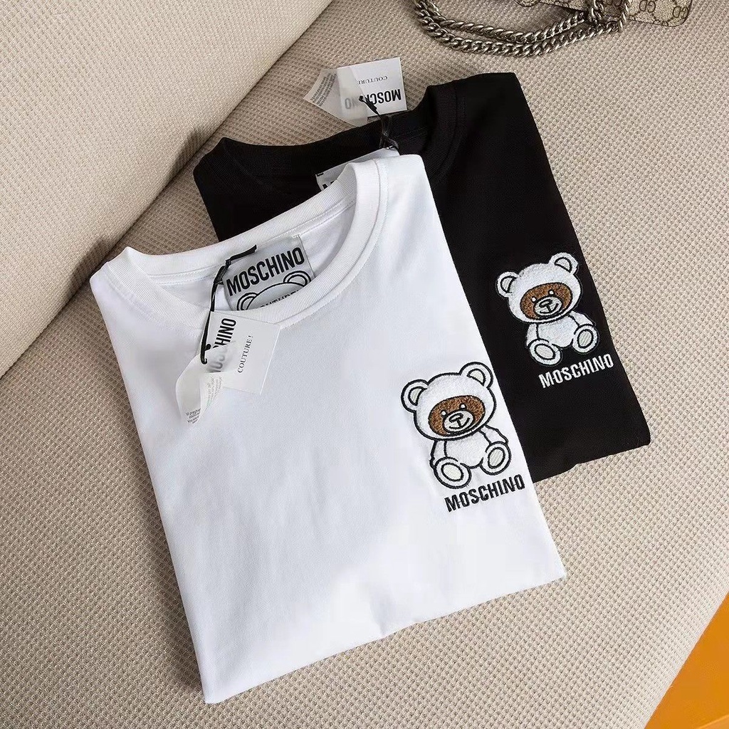 พร้อมส่ง! เสื้อยืดแขนสั้น ผ้าฝ้าย พิมพ์ลายการ์ตูนหมี Moschino ทรงหลวม เข้ากับทุกการแต่งกาย แฟชั่นฤดูร้อน สําหรับผู้ชาย แ