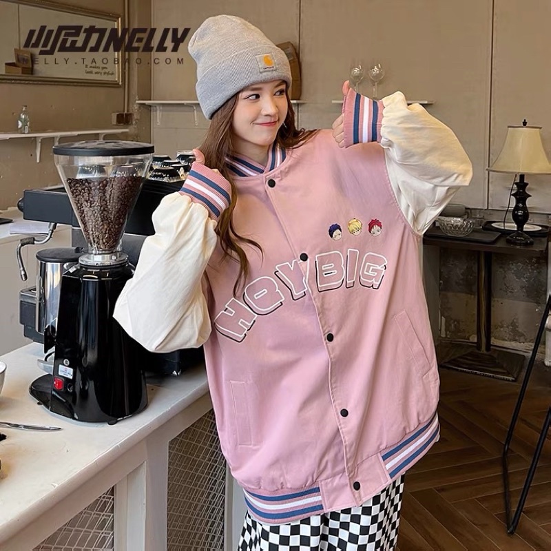 READY เสื้อแจ็คเก็ต Nelly Bomber สีชมพูน่ารักพร้อมตัวละครอนิเมะ Youth Club