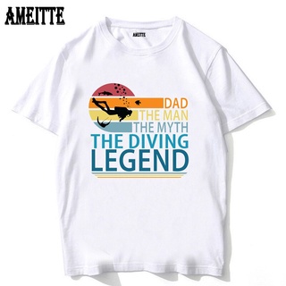 คอลูกเรือเสื้อยืด พิมพ์ลายตัวอักษร Dad The Man The Myth The Diving Legend สีขาว สําหรับผู้ชายS-5XL