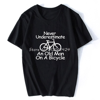 เสื้อยืดผ้าฝ้ายพิมพ์ลายแฟชั่น เสื้อแขนสั้น ผ้าฝ้าย พิมพ์ลาย Never Underestimate An Old Man On A Bicycle แฟชั่นสําหรับผู้