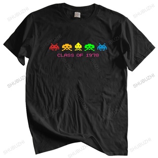 เสื้อยืดผ้าฝ้ายพรีเมี่ยม เสื้อยืดคอกลม พิมพ์ลาย SPACE INVADERS Class of 1978 C64 สีดํา สไตล์เรโทร สําหรับผู้ชาย