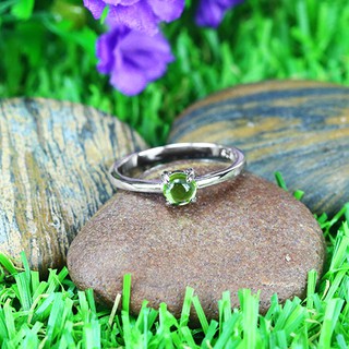 MT แหวนพลอยแท้ เพริดอท (Peridot) ตัวเรือนเงินแท้ ชุบทองคำขาว Natural Gemstone Silver Ring (gr608) ไซส์ 57 MT Jewelry มณีธารา