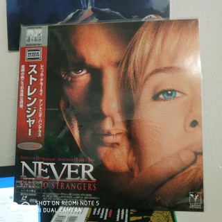 แผ่น Laserdisc "Never talk to stranger" Antonio Banderas หนังสยองขวัญ ลุ้นระทึก แผ่นสวยใส เหมาะแก่การสะสม