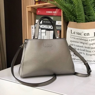 GUESS WOMAN  FACTORY SHOULDER BAG กระเป๋าถือหรือสะพาย สีเทา