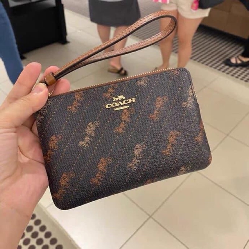 พร้อมส่ง แท้ 🇺🇸💯% New Coach คล้องมือ 1 ซิป S CORNER ZIP WRISTLET WITH HORSE AND CARRIAGE DOT PRINT (