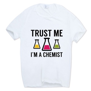 เสื้อยืดวินเทจเสื้อยืดคอกลม แขนสั้น พิมพ์ลาย Trust Me Im A Chemist Omnitee สุดเท่ สําหรับผู้ชายS-5XL