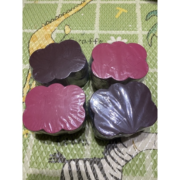 แผงกิ๊ฟ เมฆ สีน้ำตาล เลือดหมู ขนาดประมาณ 7 × 9 เซนติเมตร หนึ่งก้อน มี 100 ใบ กระดาษ เงาสวย