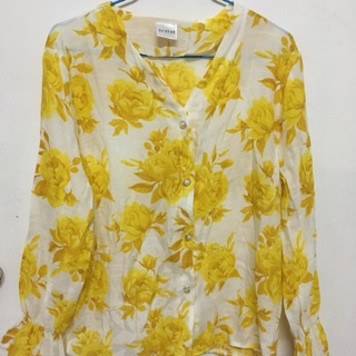 เสื้อลายดอกสีเหลือง ยังไม่เคยใส่