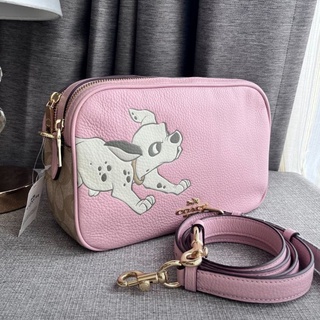 🎀 (สด-ผ่อน) ส่งฟรี รอสบอดี้ 2 ซิป หนังชมพู 91125 DISNEY X COACH JES CROSSBODY IN SIGNATURE CANVAS WITH DALMATIAN