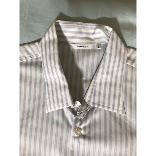 เสื้อเชิ๊ต dapper xl สีฟ้าอ่อนร่องขาว สภาพใหม่ยังไม่เคยใส่ รอบเอว 42 นิ้ว แขน 26นิ้ว อก 42นิ้ว ไหล่ 