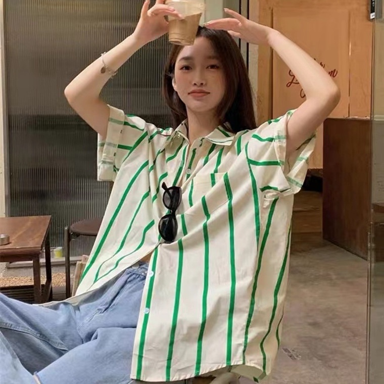 2022 จุดใหม่เสื้อเชิ้ตแขนสั้นลายทาง ทรงหลวม เข้าได้กับทุกชุด สไตล์เรโทร ...