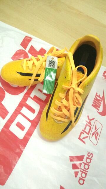 รองเท้าฟุตบอลเด็ก สตั๊ด Adidas football shoe