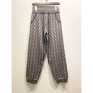 กางเกงขายาว MONOGRAM PANTS การันตีความเหมือนที่สุดให้เลยถ่ายสดจากสินค้าจริง100% Size M / L ถ่ายสดจากสินค้าจริง100%