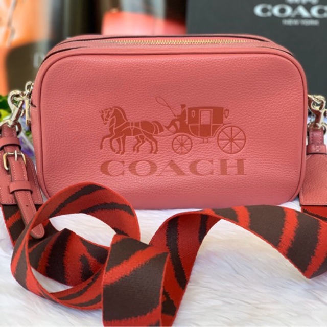 (ผ่อน0%) กระเป๋า สะพายข้าง หนังแท้ สายสปอร์ต  Coach  ครอสบอดี้ 2 ซิป JES CROSSBODY (COACH F75818) -  สี ROUGE/