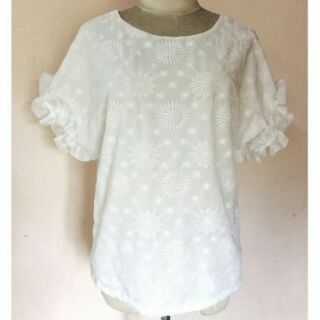 เสื้อมือสอง ด้านหน้าลูกไม้ ด้านหลังผ้ายืด แขนปล่อย ไม่บาง
