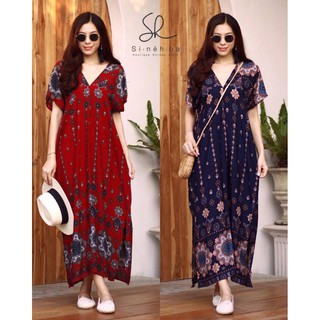 Maxi dress ปริ้นลายใบลายดอก แต่งเชิงชาย ลายสวยโดดเด่น ดีเทลเป็น V หน้า หลัง ผ่าข้าง เป็นทรง Over size ใส่สบาย