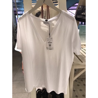 เสื้อยืด คอวี เรียบง่าย Stradivarius