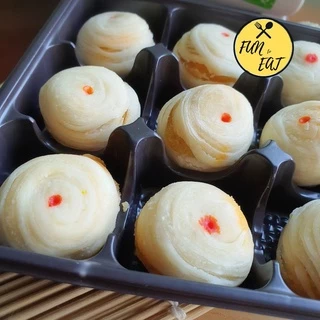 ขนมเปี๊ยะกุหลาบไส้ถั่วไข่เค็มอบควันเทียน 1 แพ็ค 9 ชิ้น