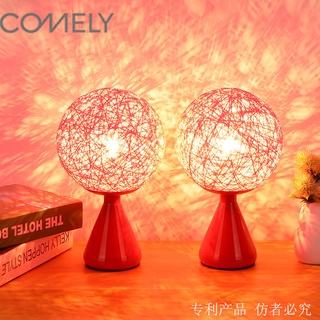 COMELY โคมไฟตั้งโต๊ะ โคมไฟไร้สาย โคมไฟตกแต่งห้อง แถมสายชาร์จ โคมไฟหัวเตียงแฟชั่น Desk Light ถนอมสายตา โคมไฟสวิตซ์ ดูย้อนยุค มี่2สีให้เลือก สีแดงสวยงาม