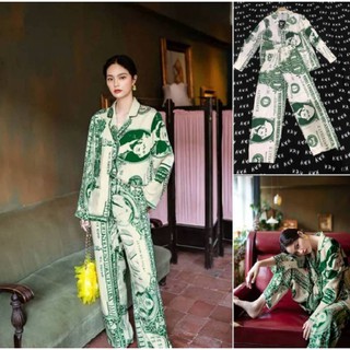ชุดเซ็ตสุดฮอตที่เซเลป ดาราใส่กันมากมาย เสื้อแขนยาวทรงเชิ้ตปกเทเลอร์พิมพ์ลายดอลล่าร์ ลายสวยคมชัด