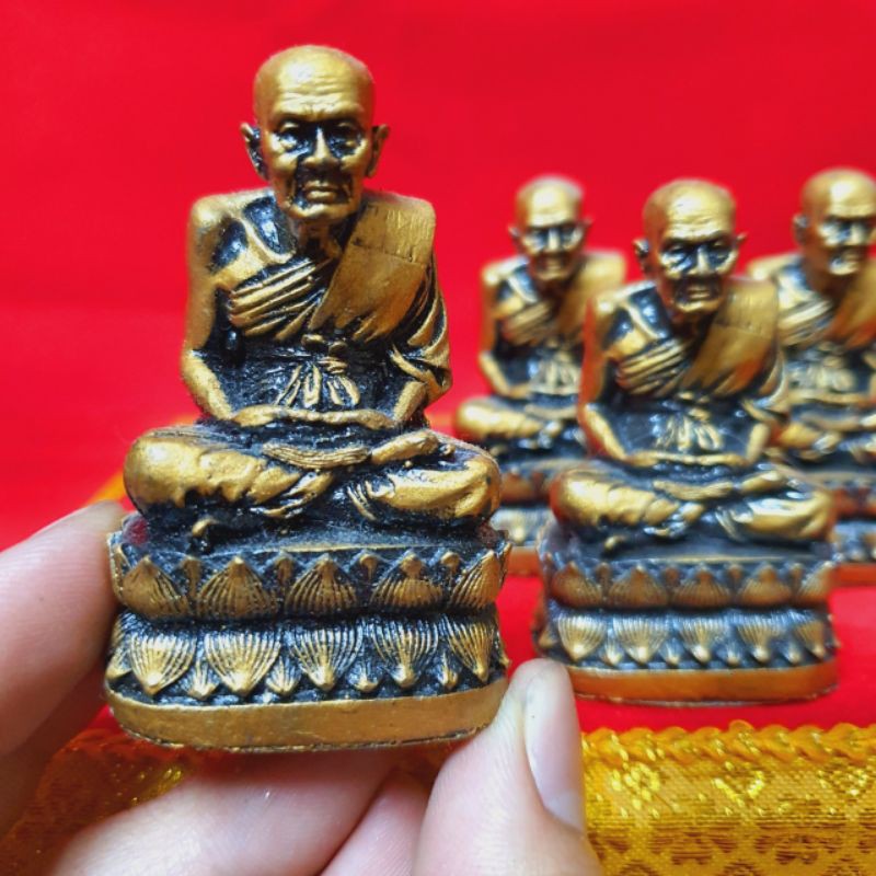 หลวงปู่ทวดมวลสารเหล็กไหลน้ำพี้และอื่นๆ สูง6ซม.สีปัดทองเก่า