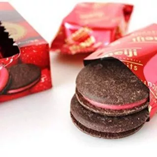 Meiji Biscuit Sandwich Cookies เมจิ ขนมปังไส้ สตอเบอรี,ชาเขียว คาราเมล คุกกี้ จากญี่ปุ่น ขนมเมจิ (ราคา1 กล่อง)
