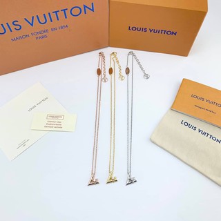 LOUIS VUITTON LV VOLT ONE SMALL PENDANT DIAMOND NECKLACE สร้อยคอ เครื่องประดับแบรนด์หลุยส์วิตตอง ตัวหนังสือโลโก้ v