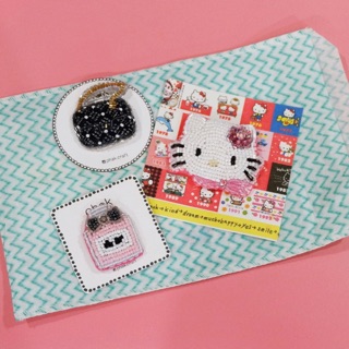 เข็มกลัด Hello Kitty Parisian