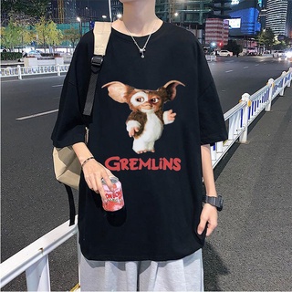 [S-5XL] เสื้อยืดแขนสั้น พิมพ์ลายกราฟฟิค Gremlins Gizmo Mogwai Monster ทรงหลวม สวมใส่สบาย สไตล์เรโทร สําหรับผู้ชาย และผู้