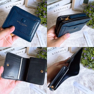 🎀 (สด-ผ่อน) กระเป๋าสตางค์ 2พับใบเล็ก สีกรม M0014215 Mini Empire City Compact Leather Wallet- Blue Sea