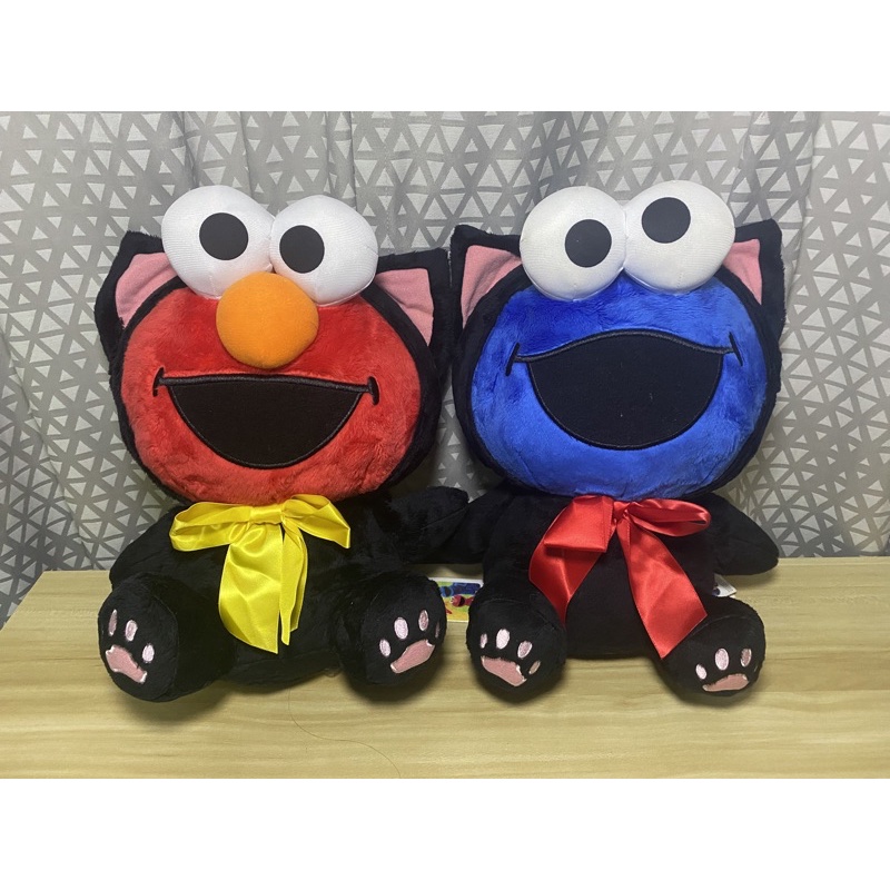 ตุ๊กตา Elmo และ Cookie Monster