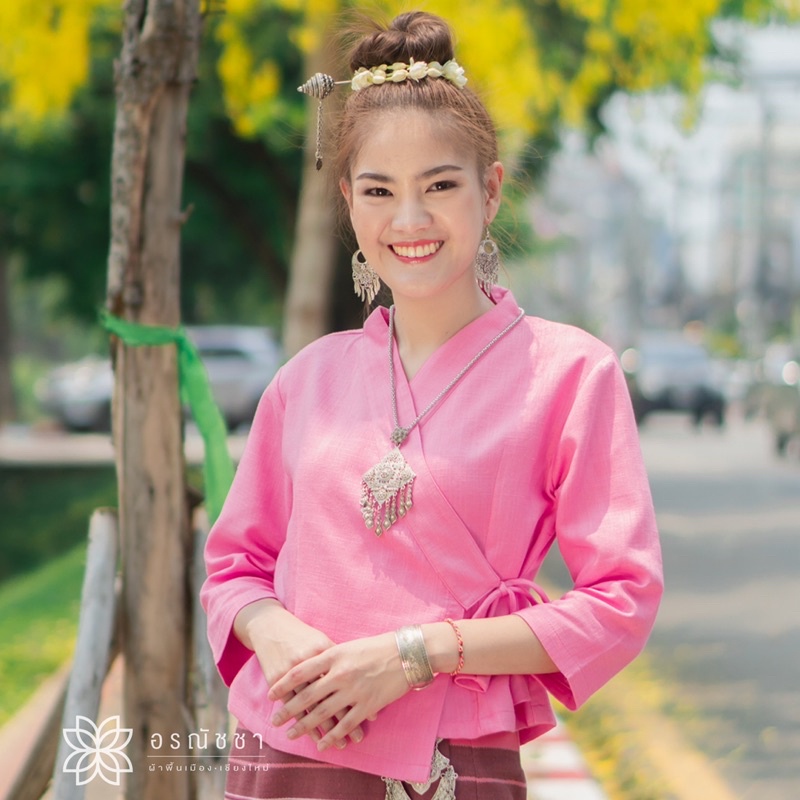 เสื้อใยกัญชง ทรงล้านนาดั้งเดิม ผูกข้าง แต่งกระดิ่ง ปกติ 1,590.- ลดเหลือ 690.-