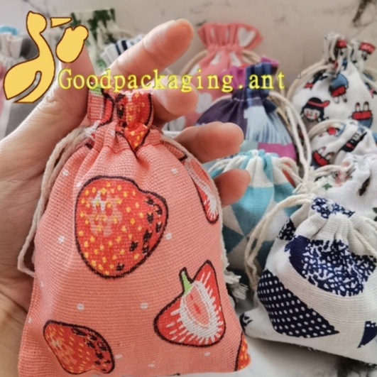 PK พร้อมส่ง ถุงผ้าหูรูด ลายสตรอเบอร์รี่ ขนาด8*10cm/10*14cm/14*16cm/20*24cm